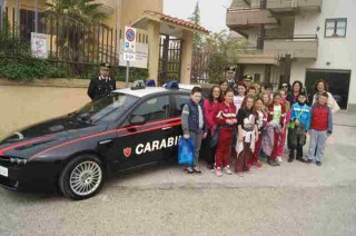 Gli alunni della ‘Leonardo Bianchi’ in visita dai Carabinieri Gli alunni della ‘Leonardo Bianchi’ in visita dai Carabinieri