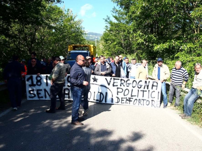 Fortore, gli operai forestali bloccano Ponte Setteluci Fortore, gli operai forestali bloccano Ponte Setteluci