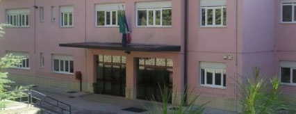 Escavatore trancia conduttura del gas: al liceo esami interrotti Escavatore trancia conduttura del gas: al liceo esami interrotti