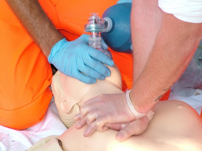 “Rianimazione e Defibrillazione, principi di base consigli ai giovani” “Rianimazione e Defibrillazione, principi di base consigli ai giovani”
