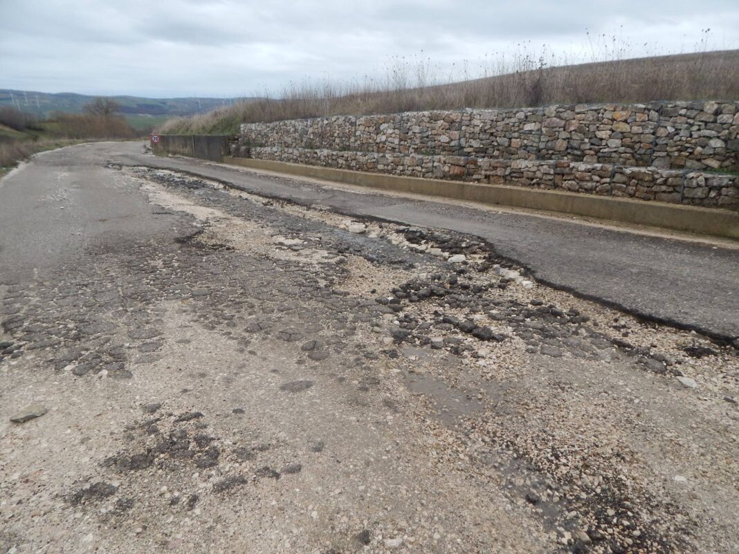 Se questa è una strada. Viaggio fotografico nel disastro della viabilità fortorina Se questa è una strada. Viaggio fotografico nel disastro della viabilità fortorina