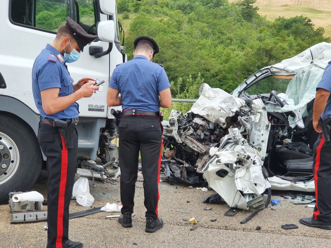 Incidente stradale sulla ss17 all’altezza di Volturara Appula: morto un 54enne Incidente stradale sulla ss17 all’altezza di Volturara Appula: morto un 54enne